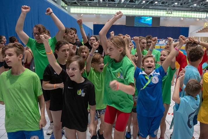 Schüler*innen und Schüler der Carl-von-Linné-Schule beim Cup in der Schwimmhalle Schüler*innen und Schüler der Carl-von-Linné-Schule beim Linné-Cup feiern in der Schwimmhalle ihren Sieg