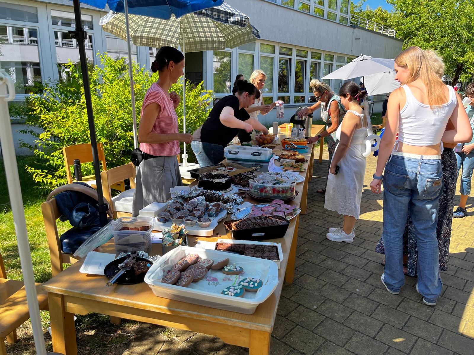 Eltern im Austausch beim Sommerfest Ein belebter Kuchenstand auf dem Sommerfest der Carl-von-Linné-Schule