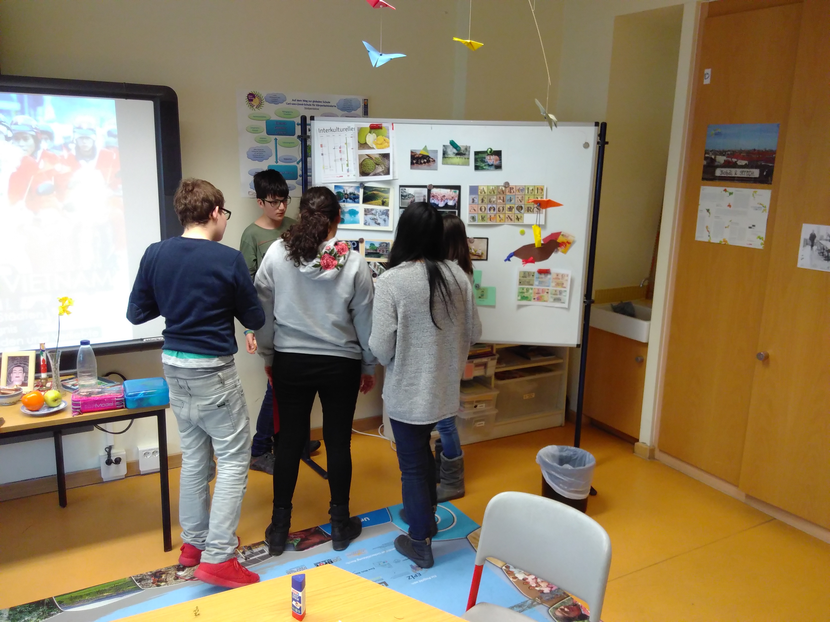 Schüler*innen und Schüler im Austausch Image