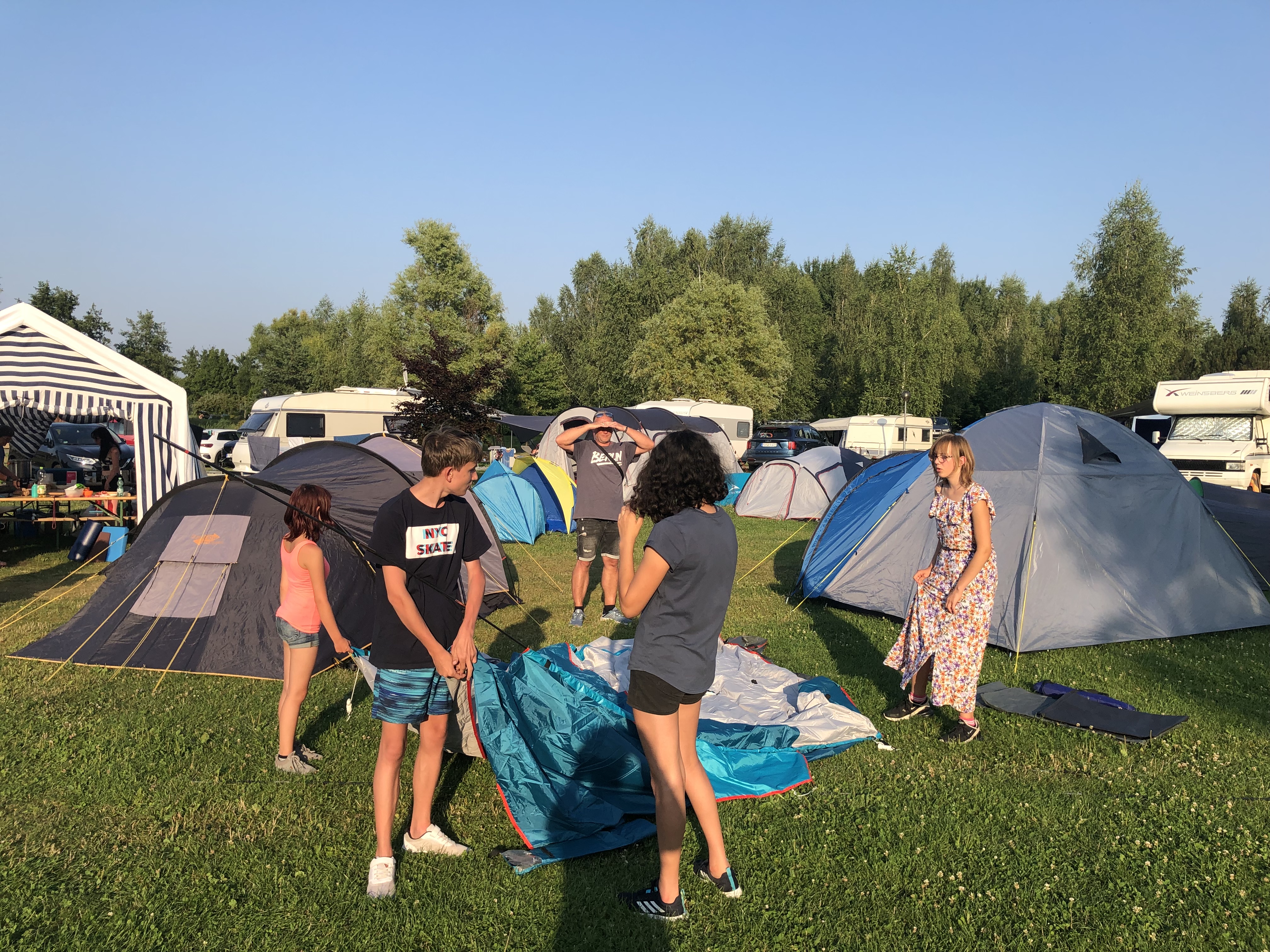 Sommercamp in Bart an der Ostsee: Die Kinder und Jugendlichen bauen gemeinsam ihre Zelte auf Schülerinnen und Schüler beim Aufbau ihrer Zelte im Sommercamp